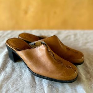 *As-is* Clarks Mule Women’s 7 M Tan Leather Clogs Slip On Shoes 2" Heel
